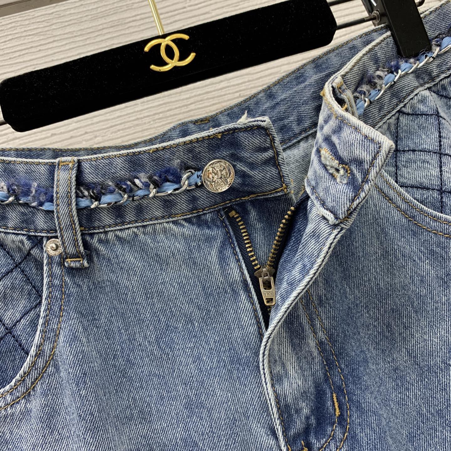 Джинсы женские в стиле Chanel голубого цвета с декоративной отделкой и высокой посадкой