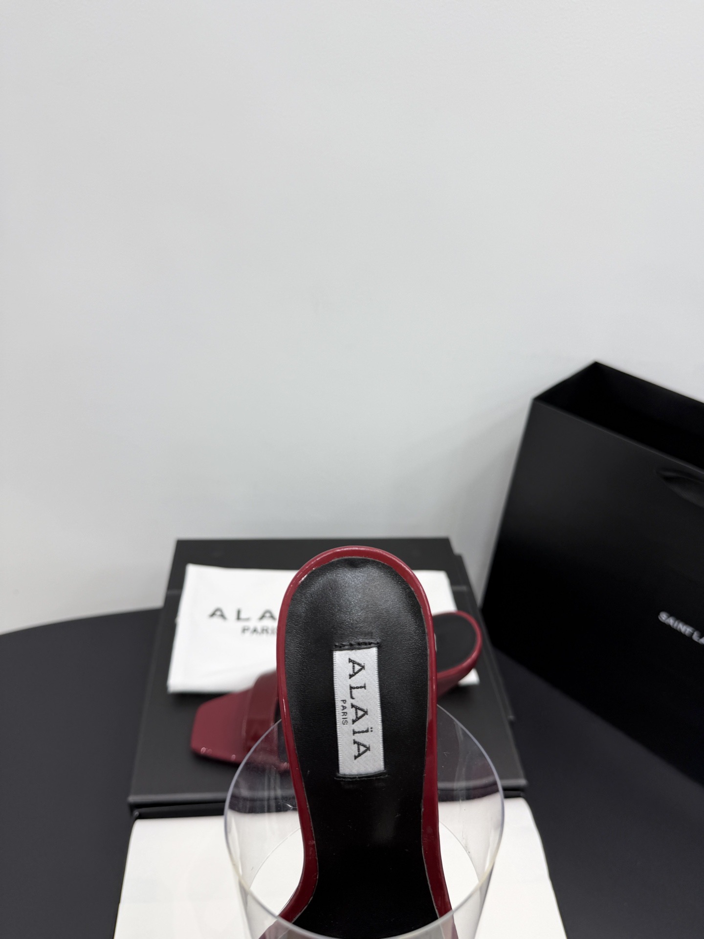 Босоножки женские в стиле Alaïa красного цвета