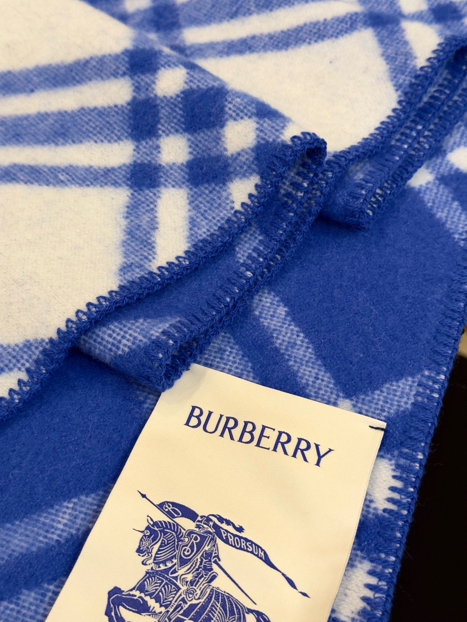 Шарф унисекс в стиле Burberry двусторонний из мягкой шерсти с диагональной клеткой сине-молочного  цвета