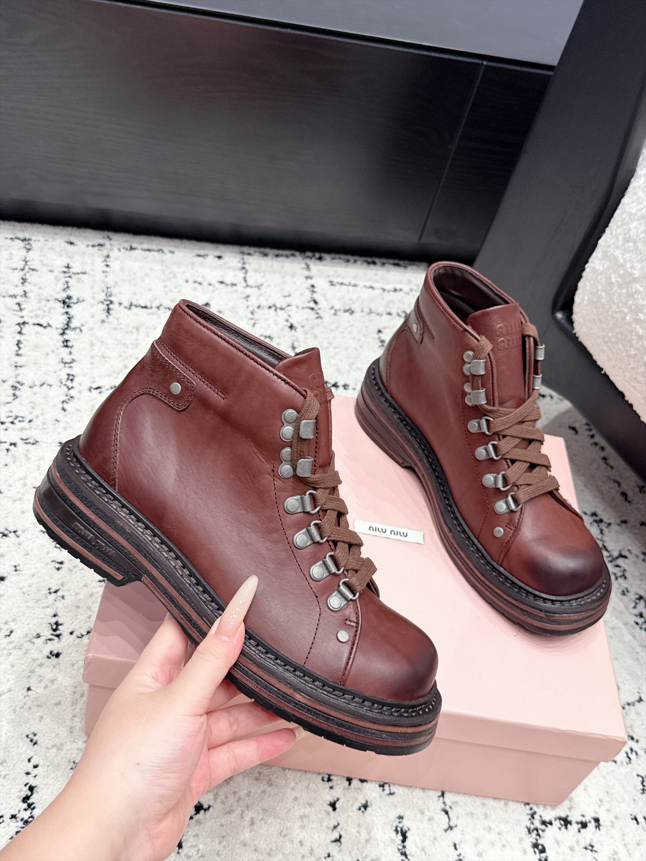 Ботинки женские Miu Miu Leather Laced Booties коричневого цвета