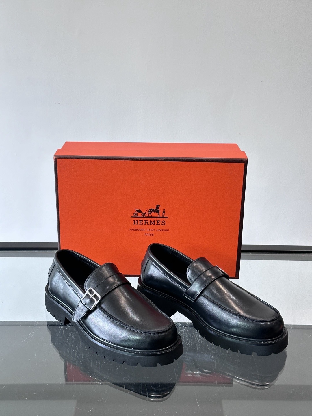 Лоферы мужские в стиле Hermes с пряжкой из натуральной кожи черного цвета