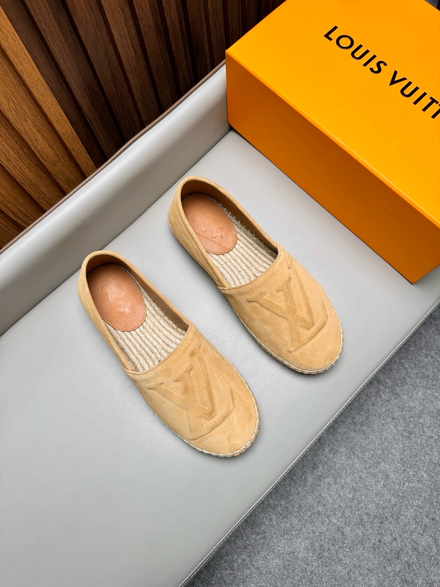 Эспадрильи мужские в стиле Louis Vuitton из натуральной замши бежевого цвета