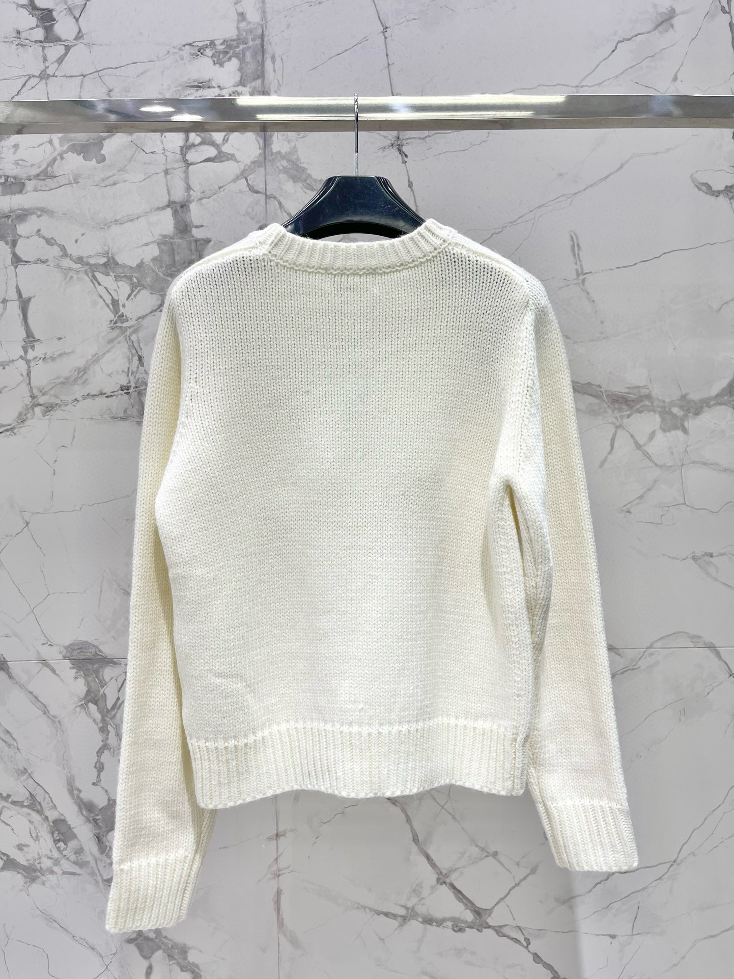 Свитер женский в стиле Celine с фирменной вязкой и акцентной вышивкой