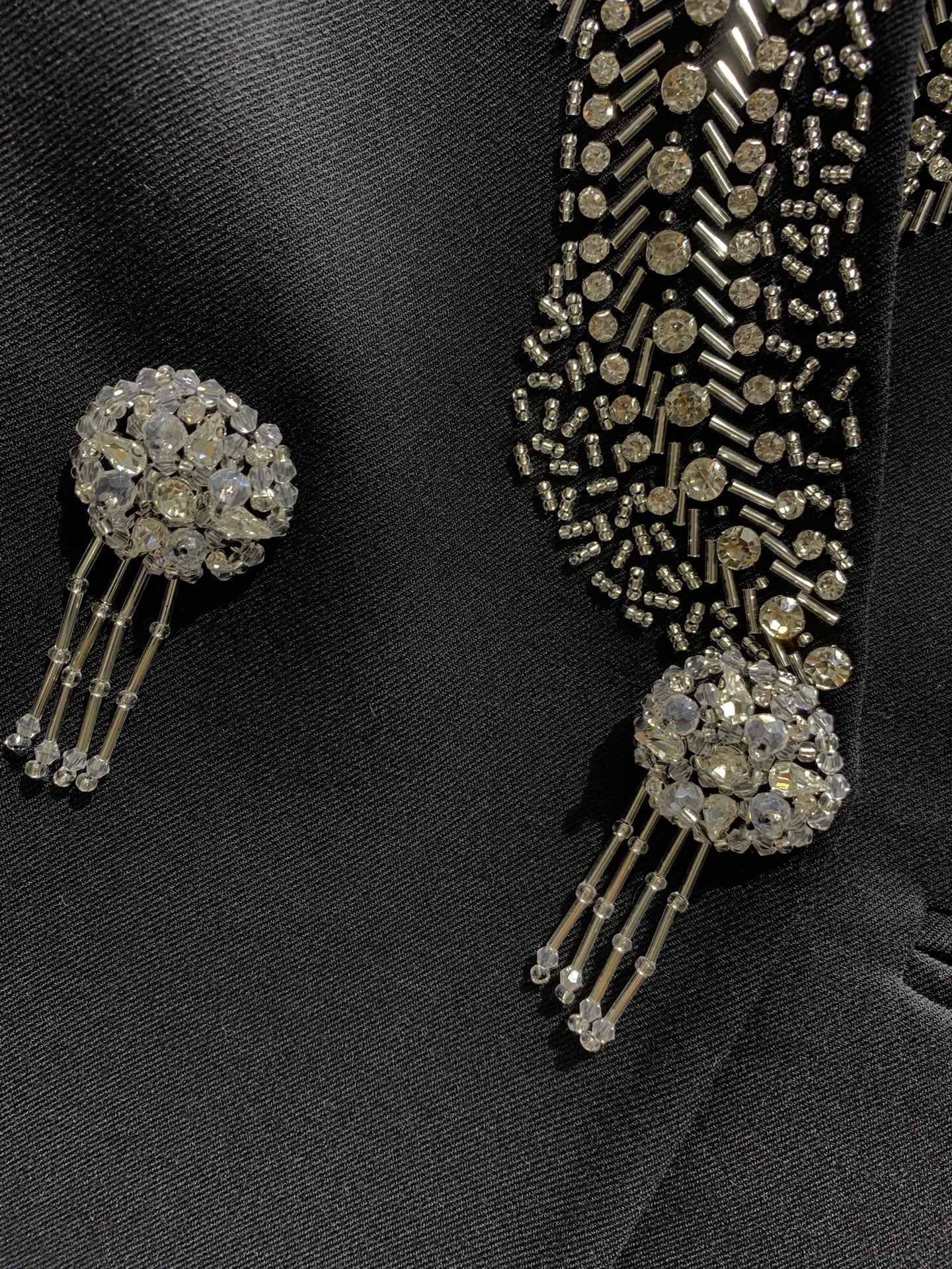 Платье-пиджак женское в стиле Saint Laurent из плотной костюмной ткани тёмно-синего цвета с жемчужным декором