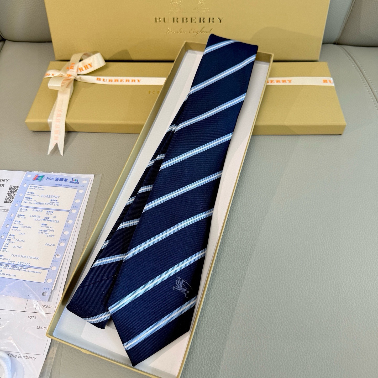Галстук мужской в стиле Burberry тёмно-синего цвета с диагональными полосами и вышивкой