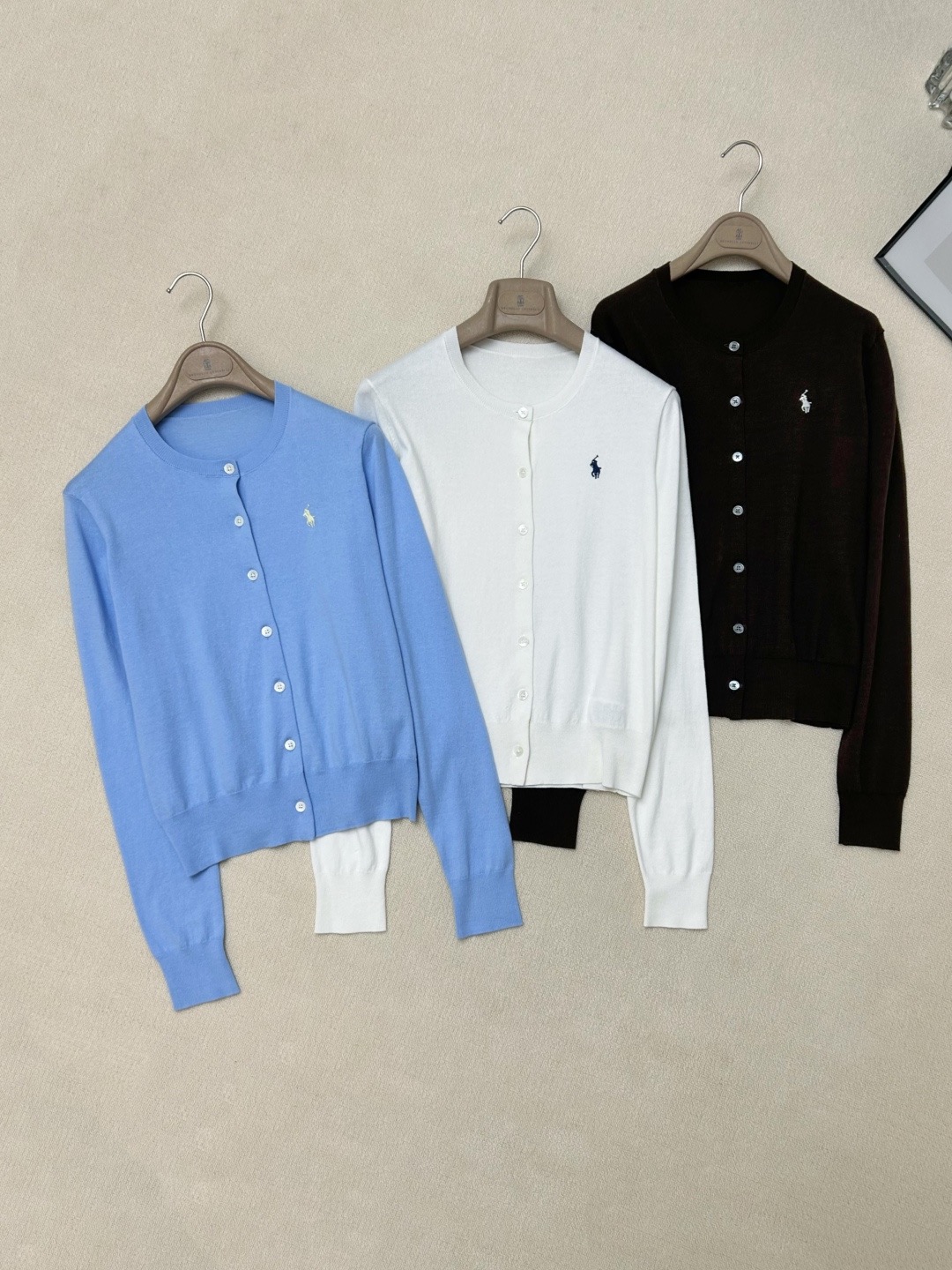 Кардиган женский  Ralph Lauren в голубом, белом и тёмно-коричневом цветах с вышитым логотипом