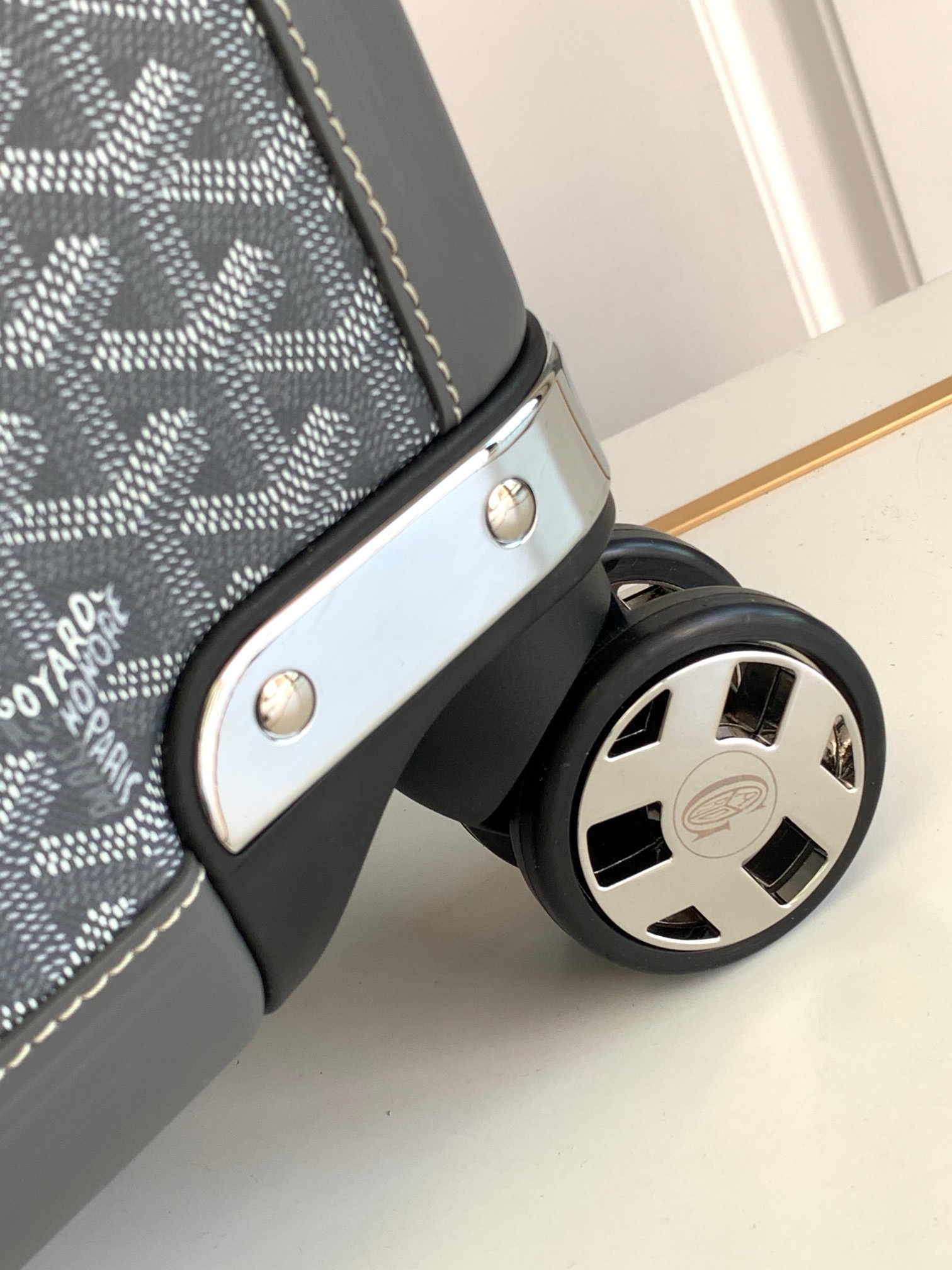 Чемодан Goyard Bourget PM серого цвета