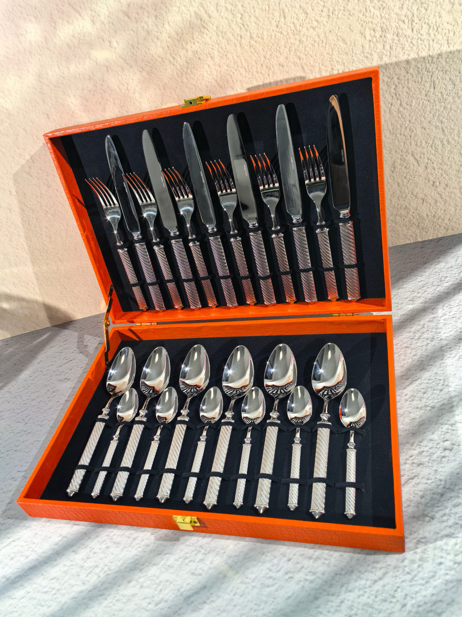 Набор столовых приборов в стиле Hermès серебристого цвета в подарочном кейсе (24 предмета)