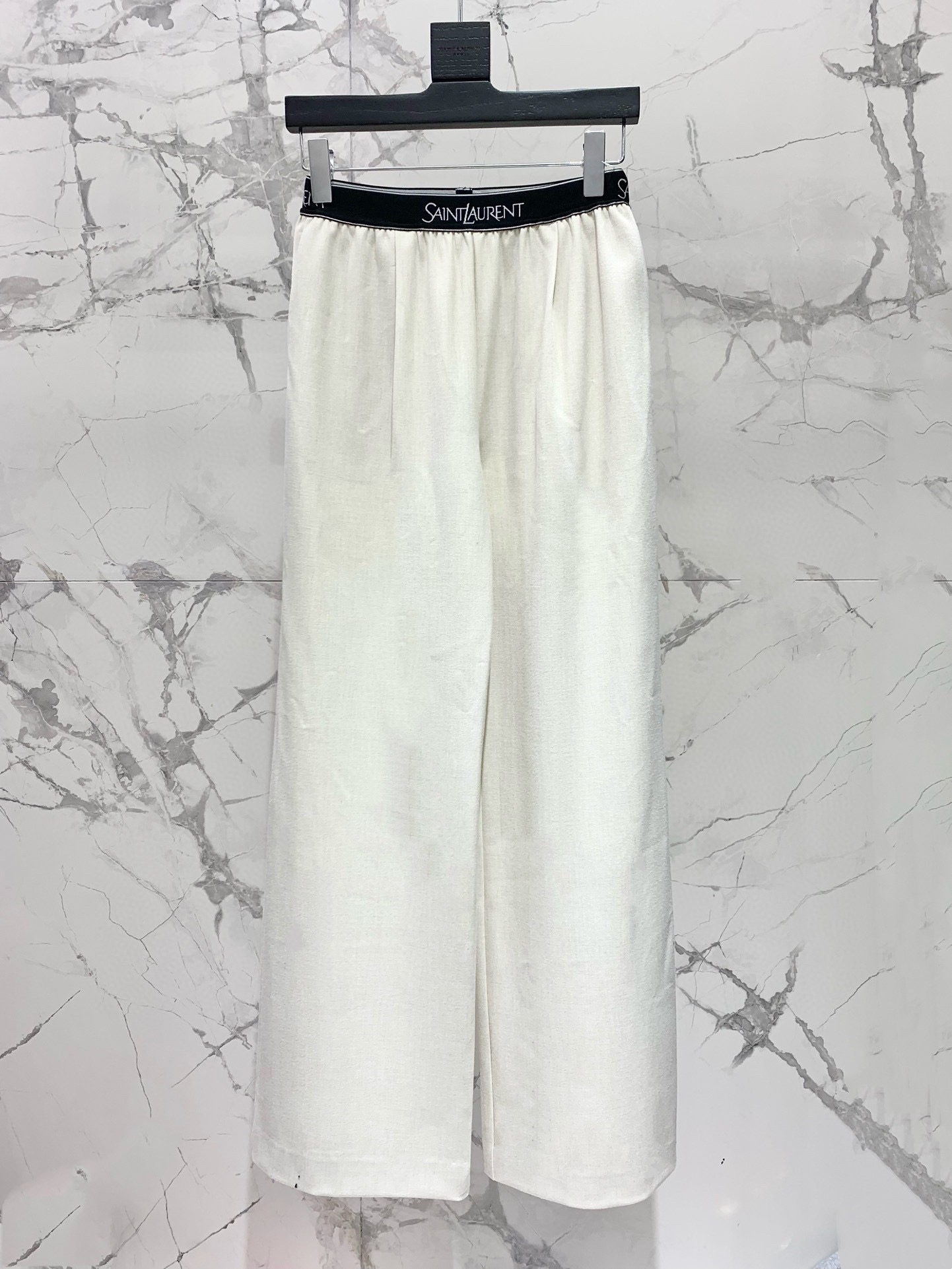 Брюки женские в стиле Saint Laurent молочного цвета с логотипом на поясе