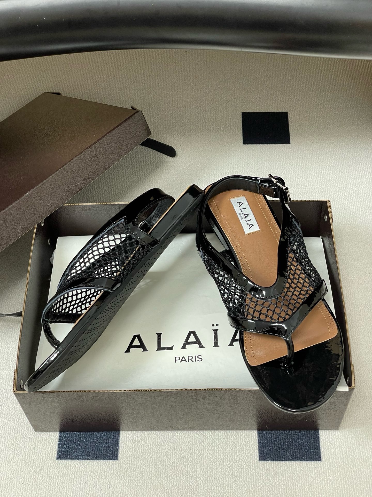 Сандалии женские Alaïa Fishnet Thong чёрного цвета