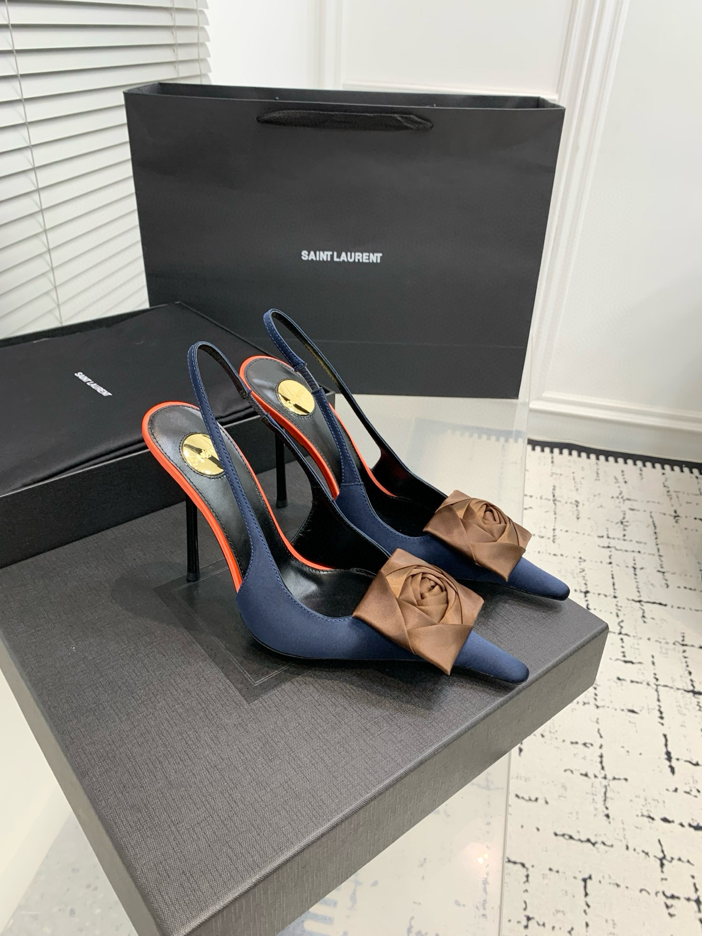 Туфли женские Saint Laurent с цветком slingback тёмно-синего цвета с бежевым декором