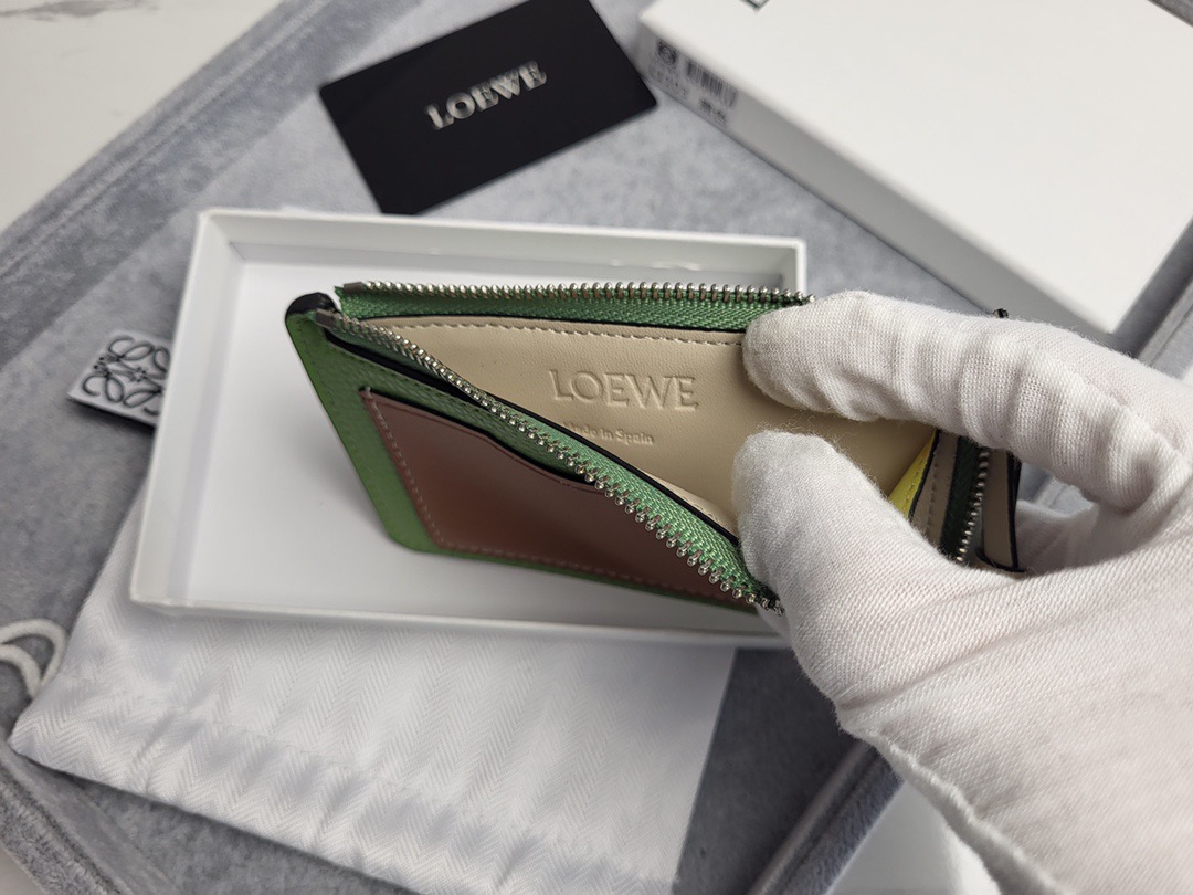 Картхолдер в стиле Loewe Anagram L1103 светло-зелёного цвета