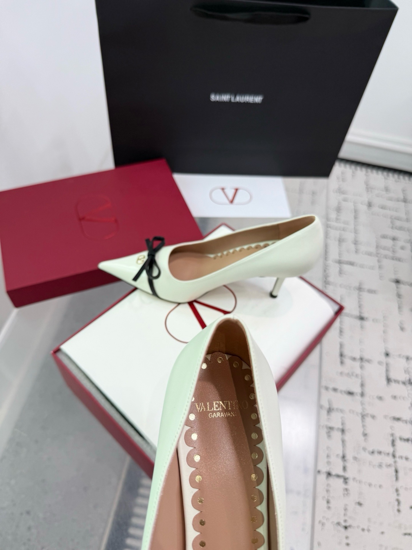 Туфли женские Valentino Garavani VLogo с бантом молочного цвета