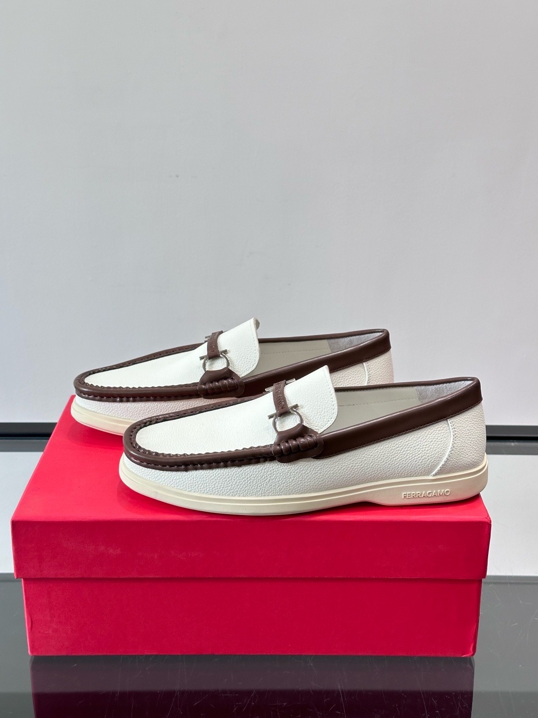 Лоферы мужские в стиле Ferragamo Gancini белого цвета с коричневой окантовкой