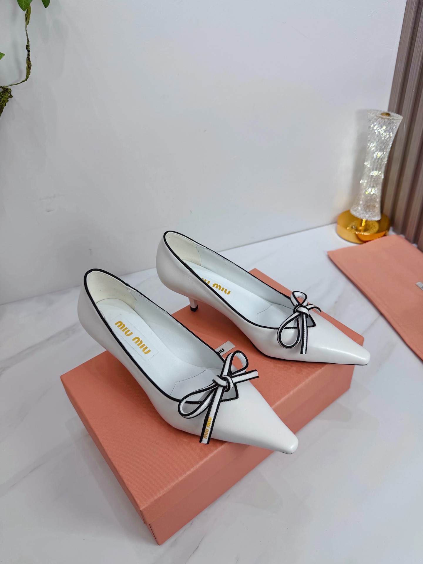 Туфли женские Miu Miu из натуральной кожи белого цвета с чёрной окантовкой