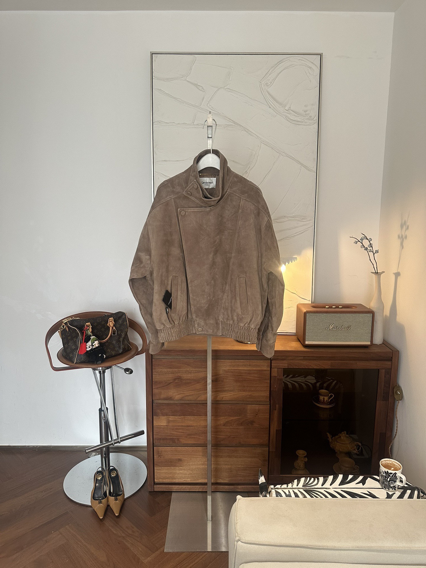 Куртка женская в стиле Saint Laurent из натуральной замши бежевого цвета укороченная с косой застёжкой