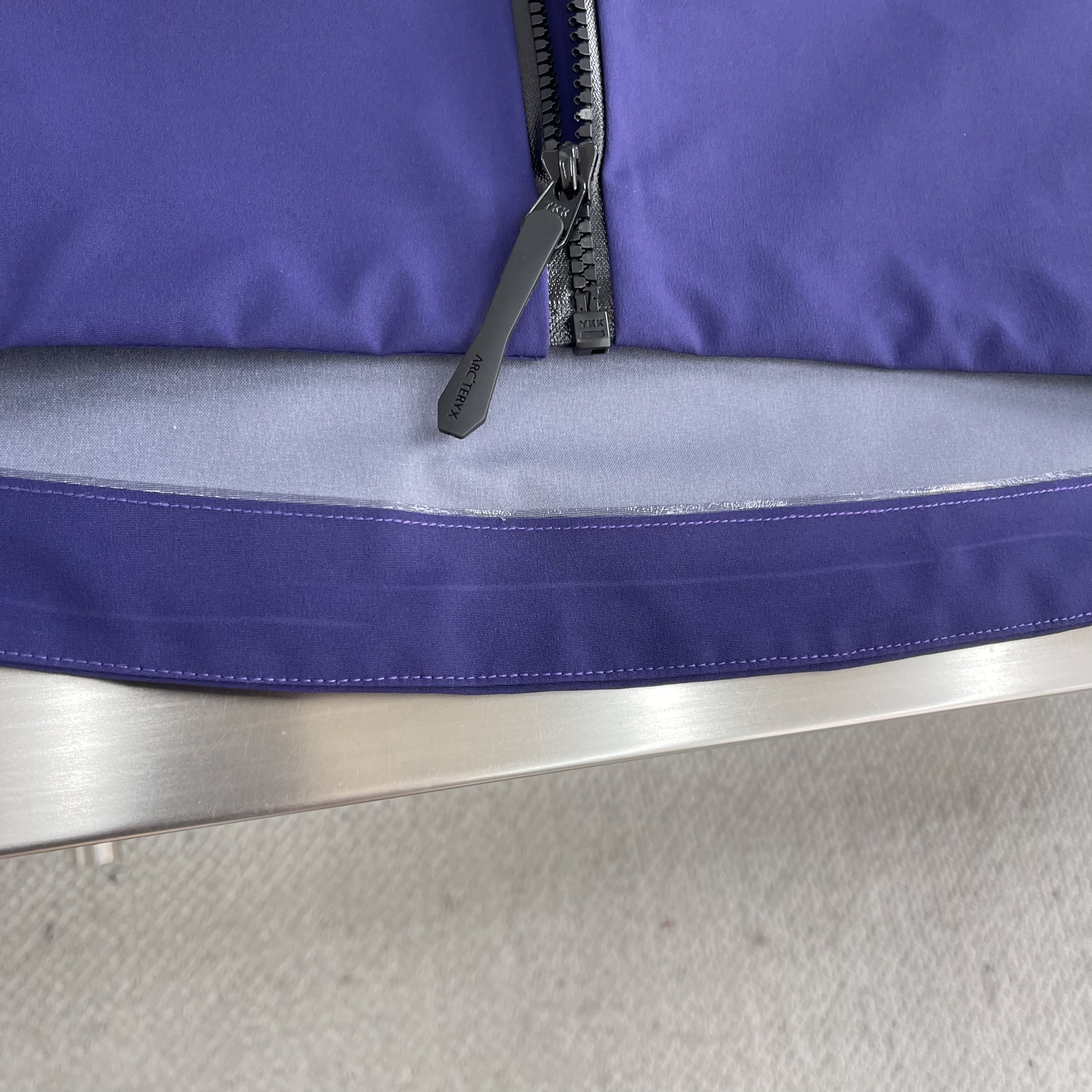 Куртка унисекс в стиле Arc'teryx Alpha SV с капюшоном фиолетового цвета