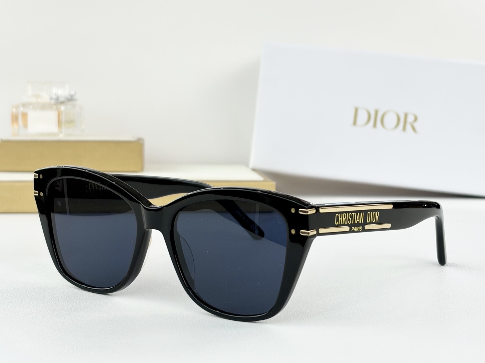 Очки солнцезащитные женские в стиле Dior DiorSignature B3I