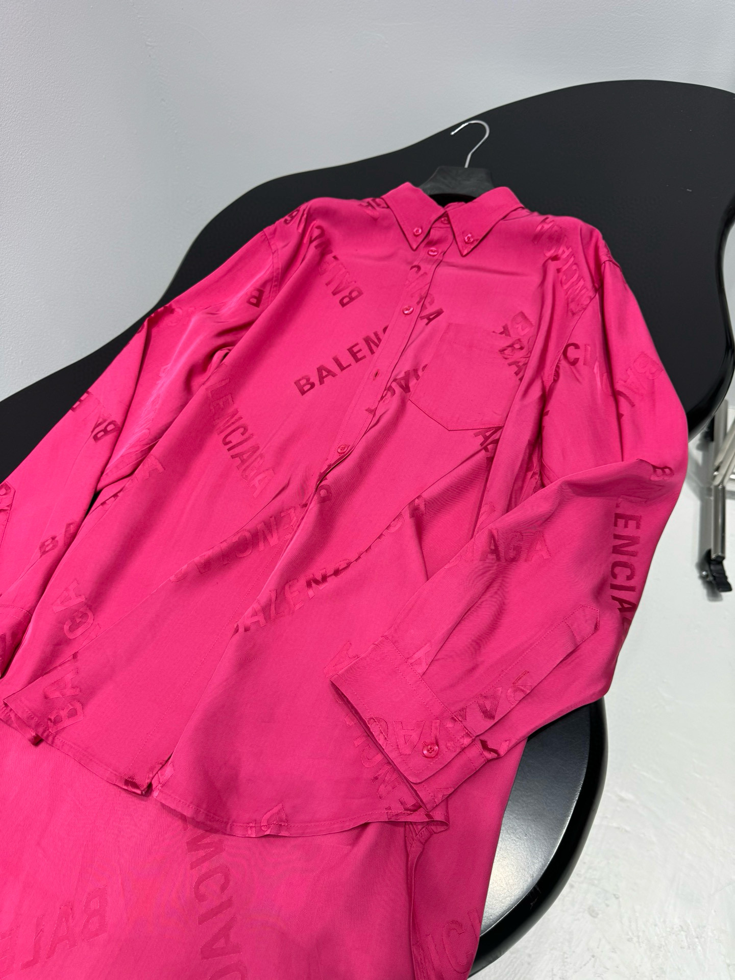 Рубашка женская в стиле Balenciaga Logomania из шёлковой жаккардовой ткани розового цвета