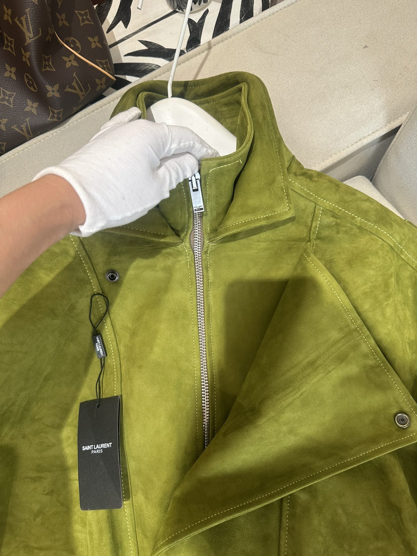 Куртка женская в стиле Saint Laurent из натуральной замши зелёного цвета укороченная с косой застёжкой