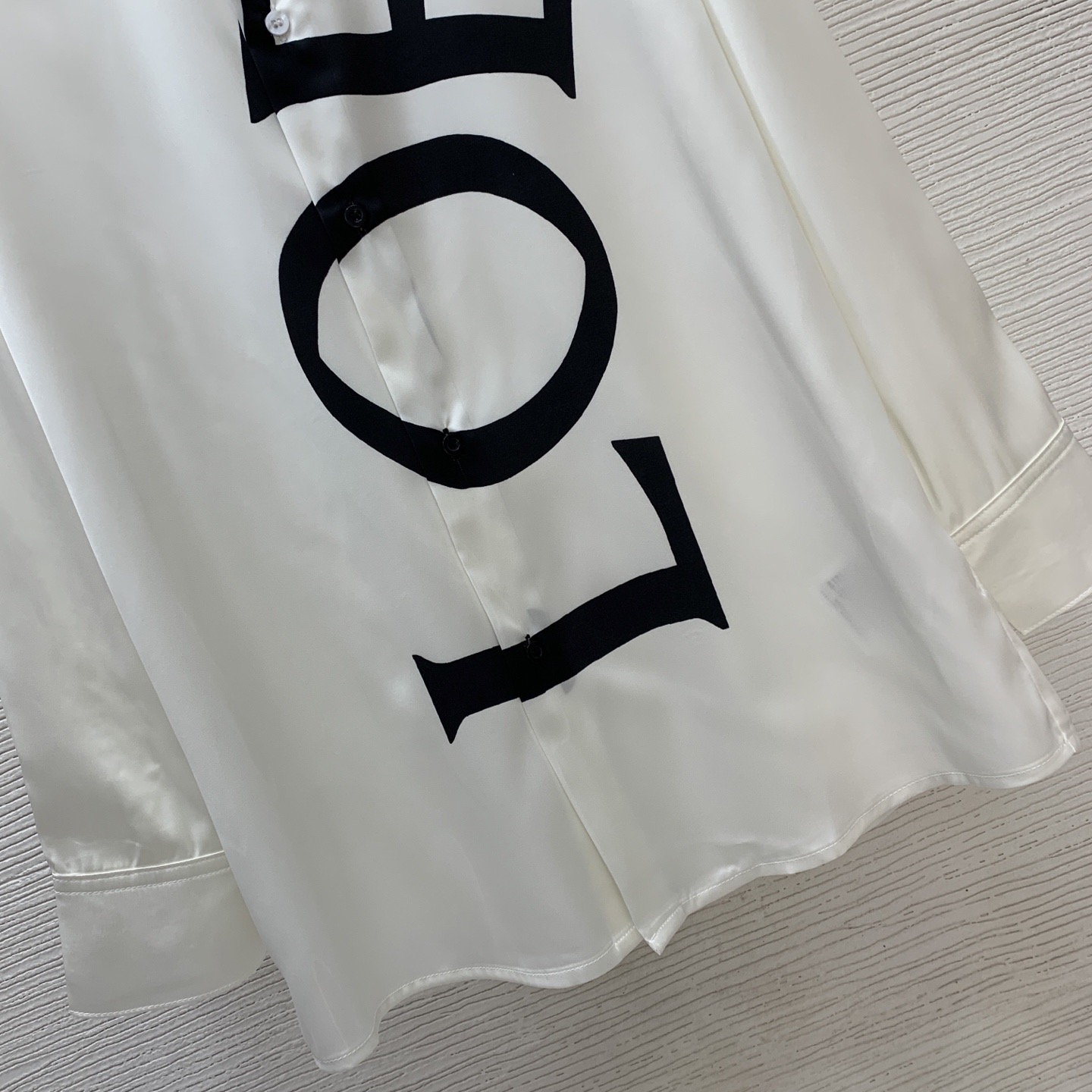 Рубашка унисекс в стиле Loewe белого цвета с логотипом 