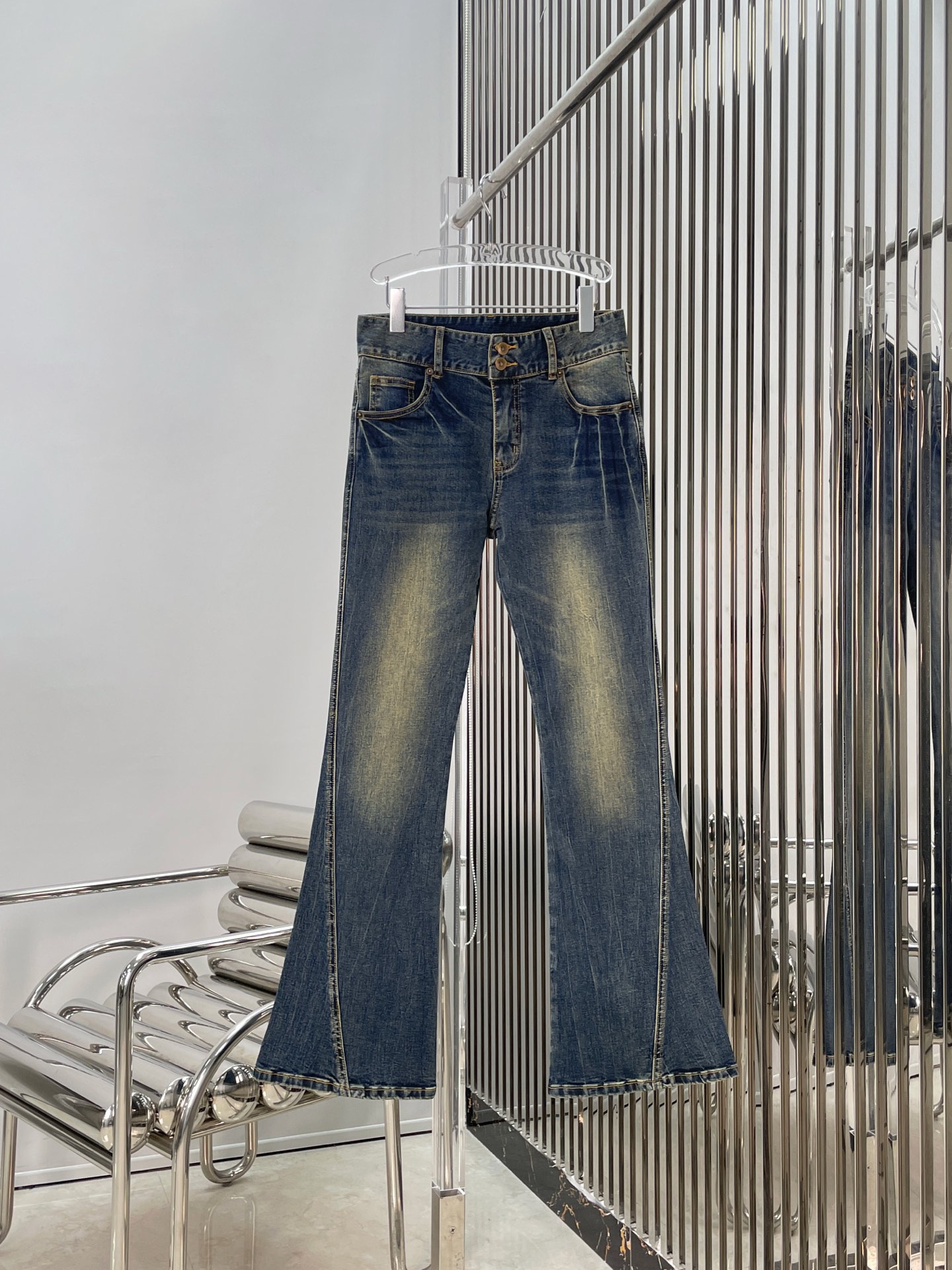 Джинсы женские в стиле Ann Demeulemeester синего цвета расклешённые с эффектом потертости