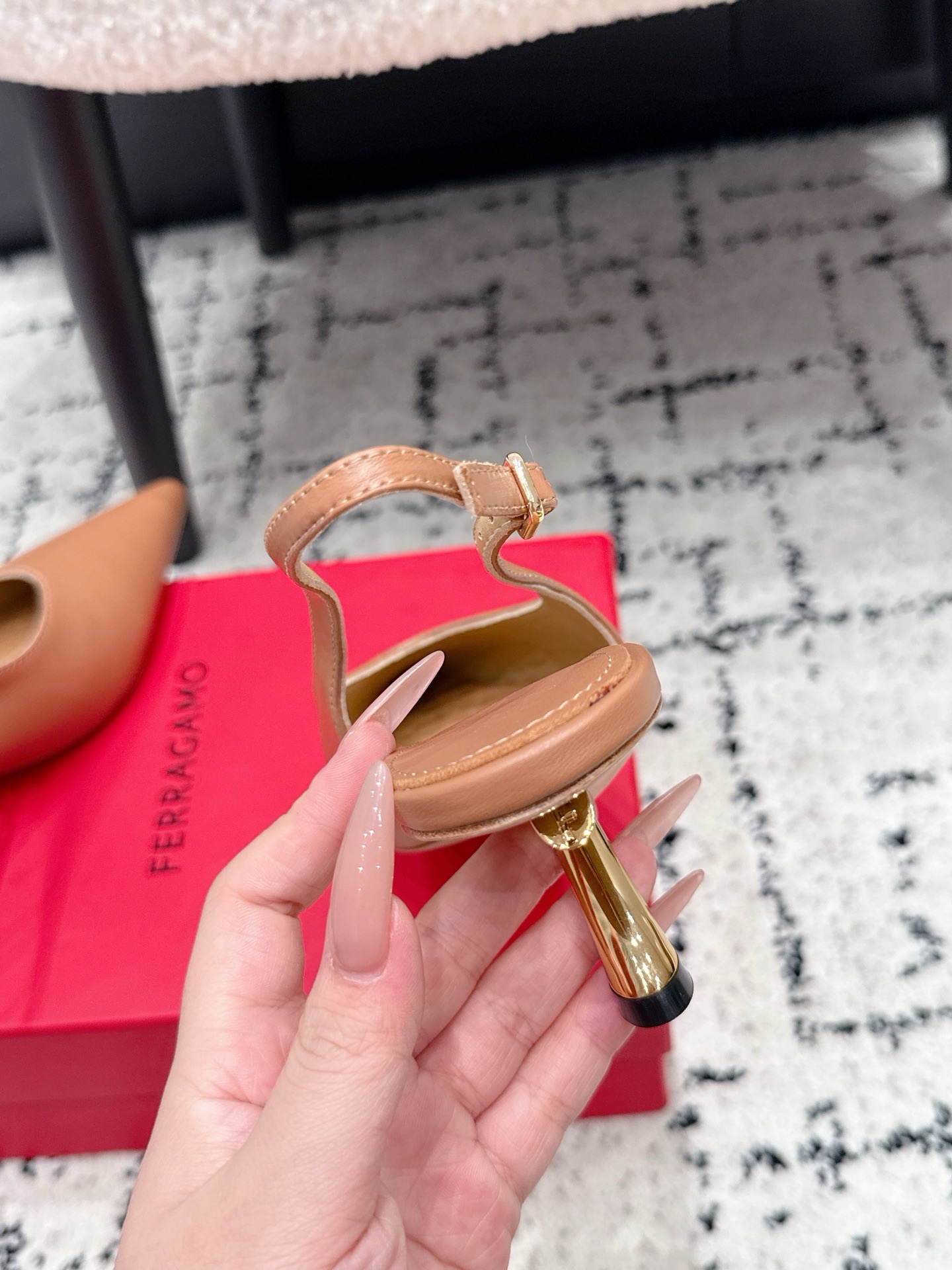 Туфли женские в стиле Salvatore Ferragamo бежевого цвета