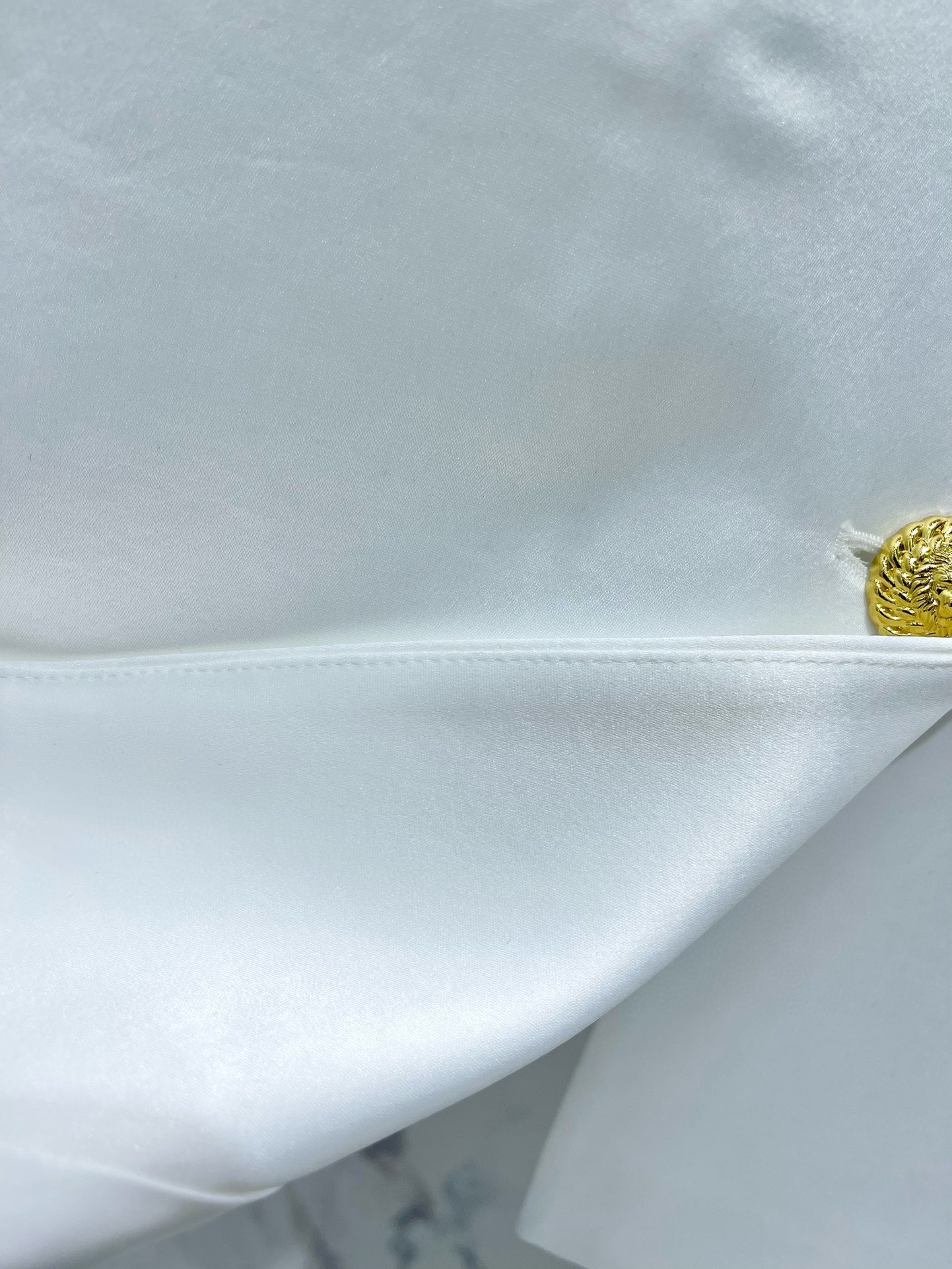 Пиджак женский в стиле Balmain белого цвета с золотыми пуговицами