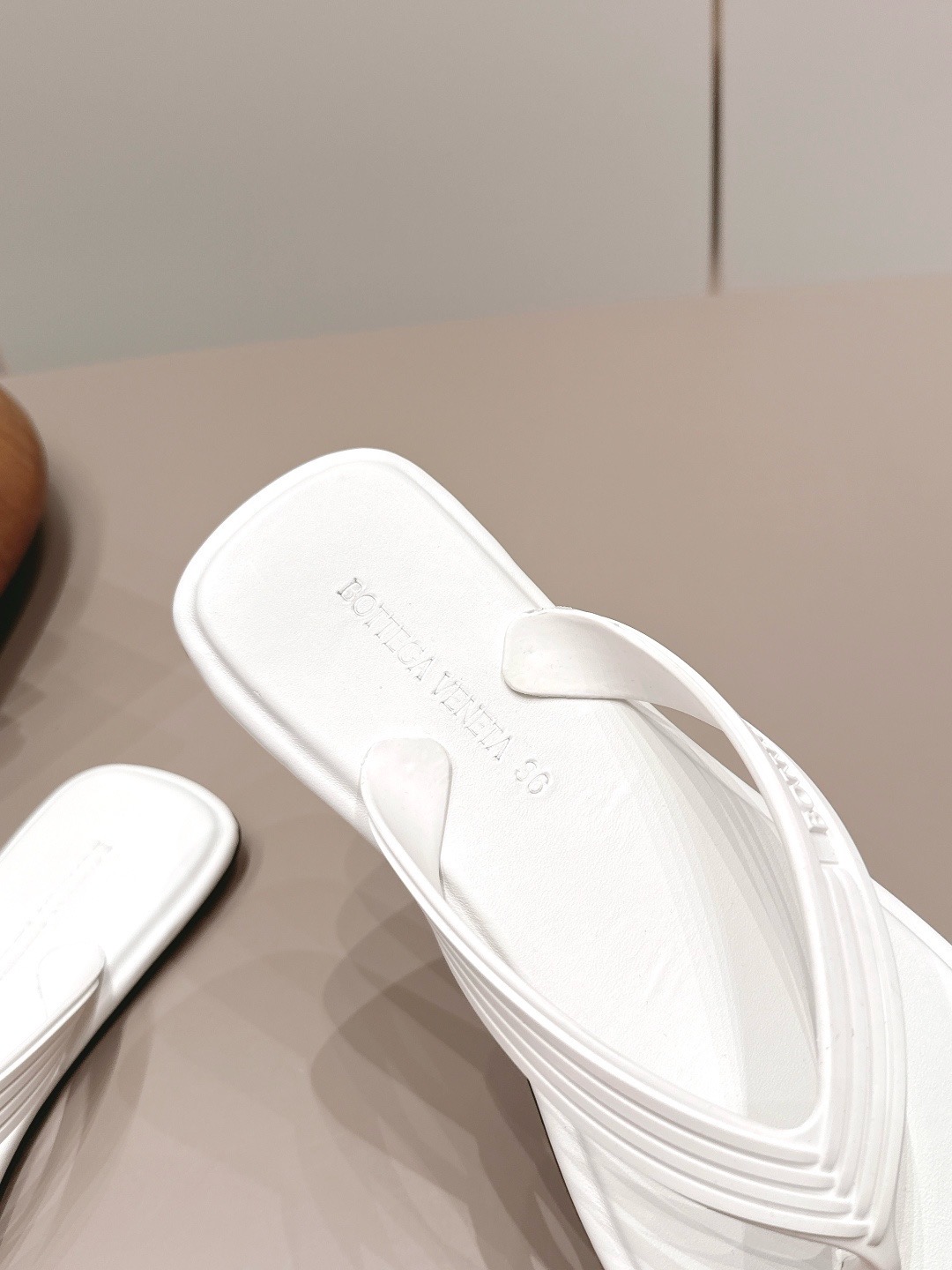 Шлепанцы женские Bottega Veneta A26 из гладкого PU со стелькой из натуральной кожи белого цвета