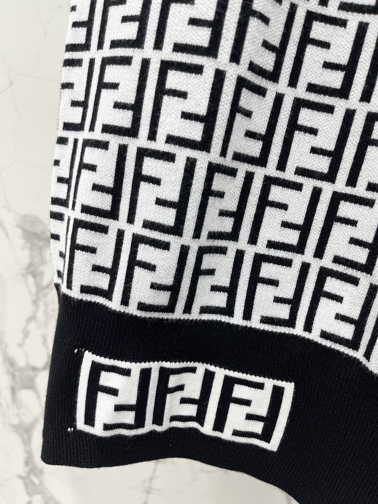 Топ женский Fendi  с логотипным узором без рукавов чёрно-белого цвета