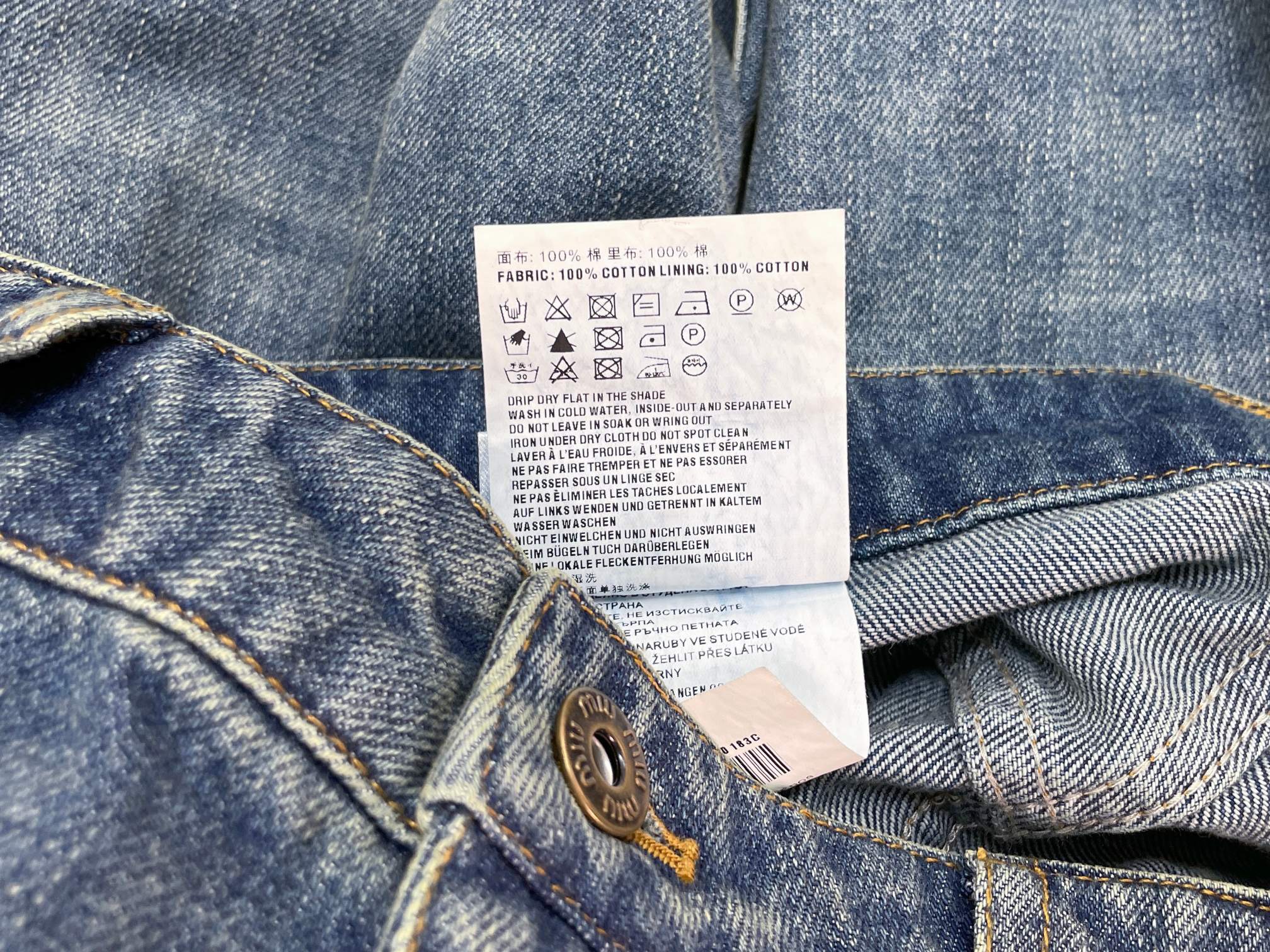 Джинсы женские в стиле Miu Miu синего цвета с эффектом потертости и широким силуэтом