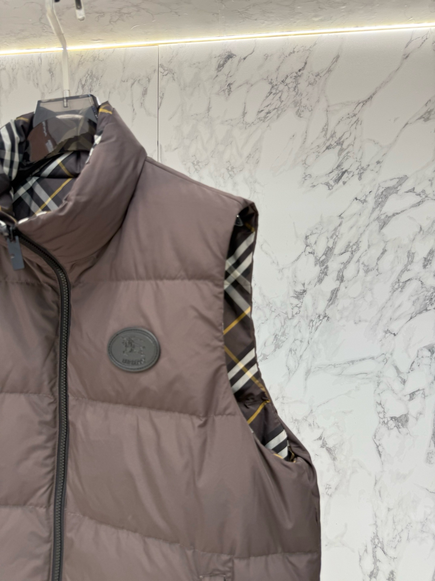 Жилет пуховый мужской Burberry Reversible Check Puffer Gilet двусторонний серо-коричневого цвета с фирменной клеткой и натуральным пухом