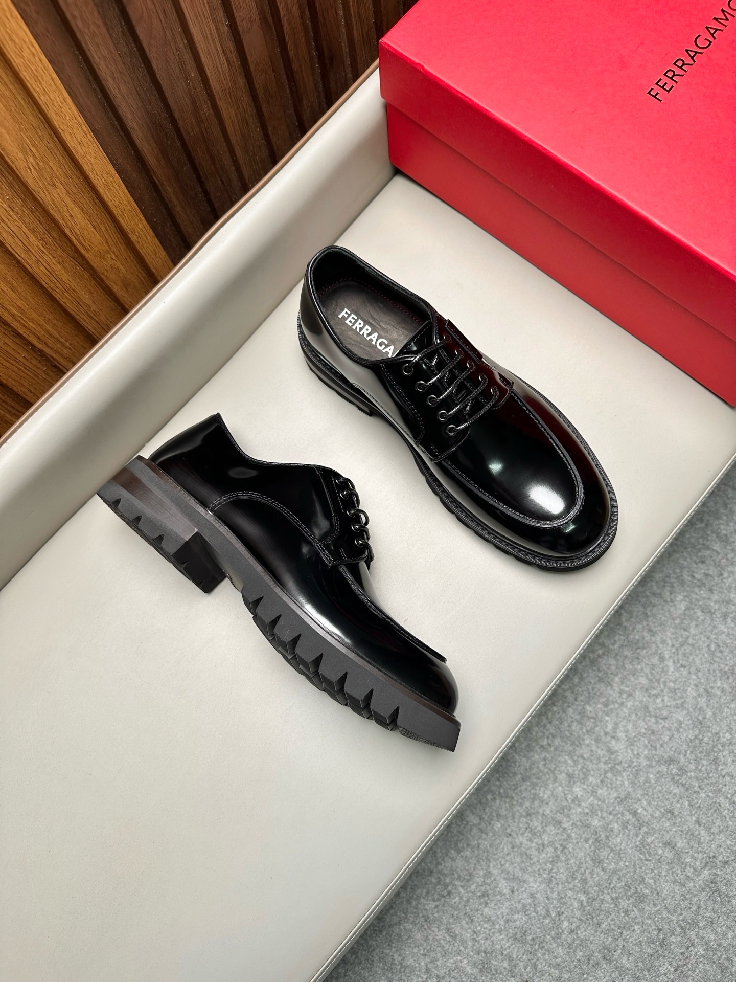 Дерби мужские Ferragamo Italo чёрного цвета на массивной подошве
