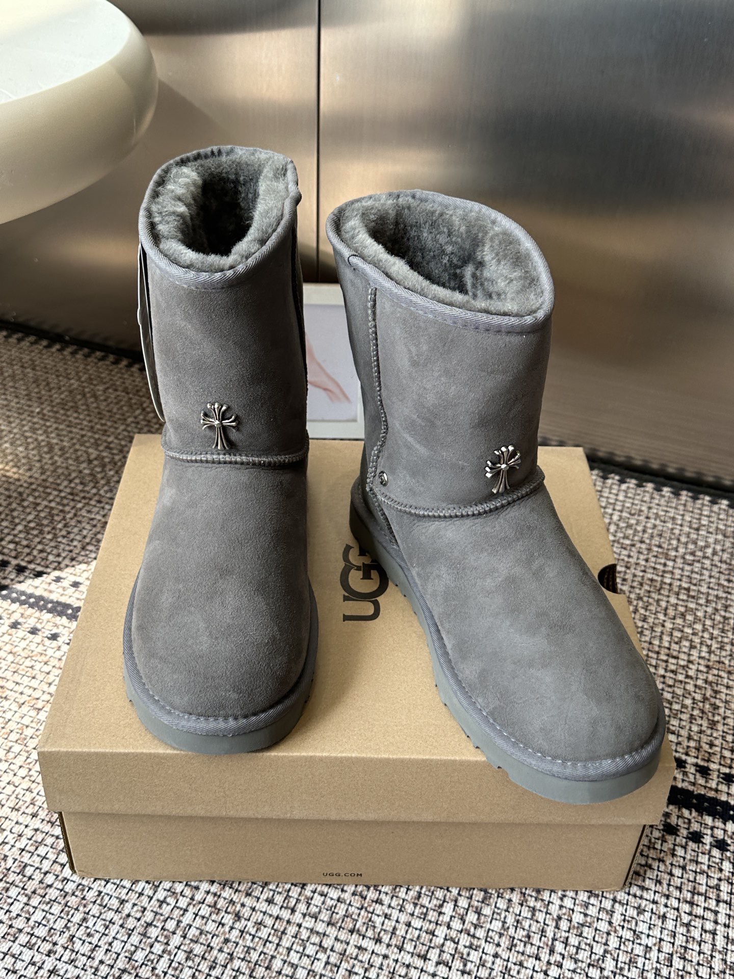 Угги женские UGG x Chrome Hearts Classic Short II серого цвета