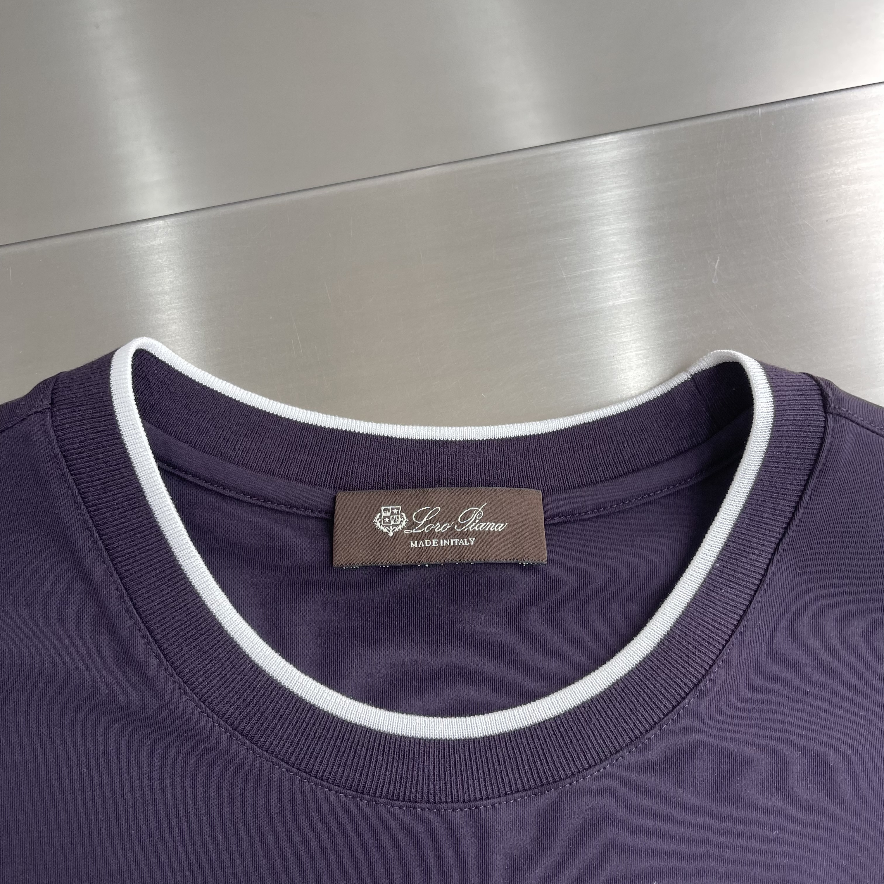 Футболка мужская в стиле Loro Piana из хлопка фиолетового цвета с контрастной отделкой