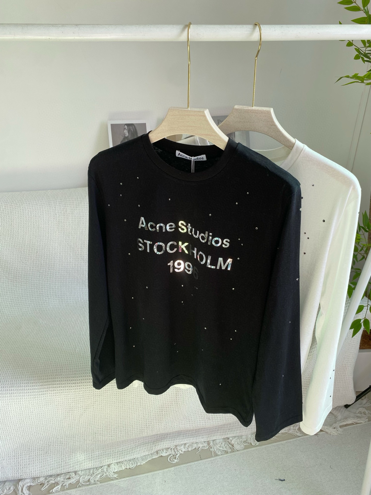 Лонгслив женский в стиле Acne Studios 1996 с металлическим логотипом и стразами в чёрном/белом цвете