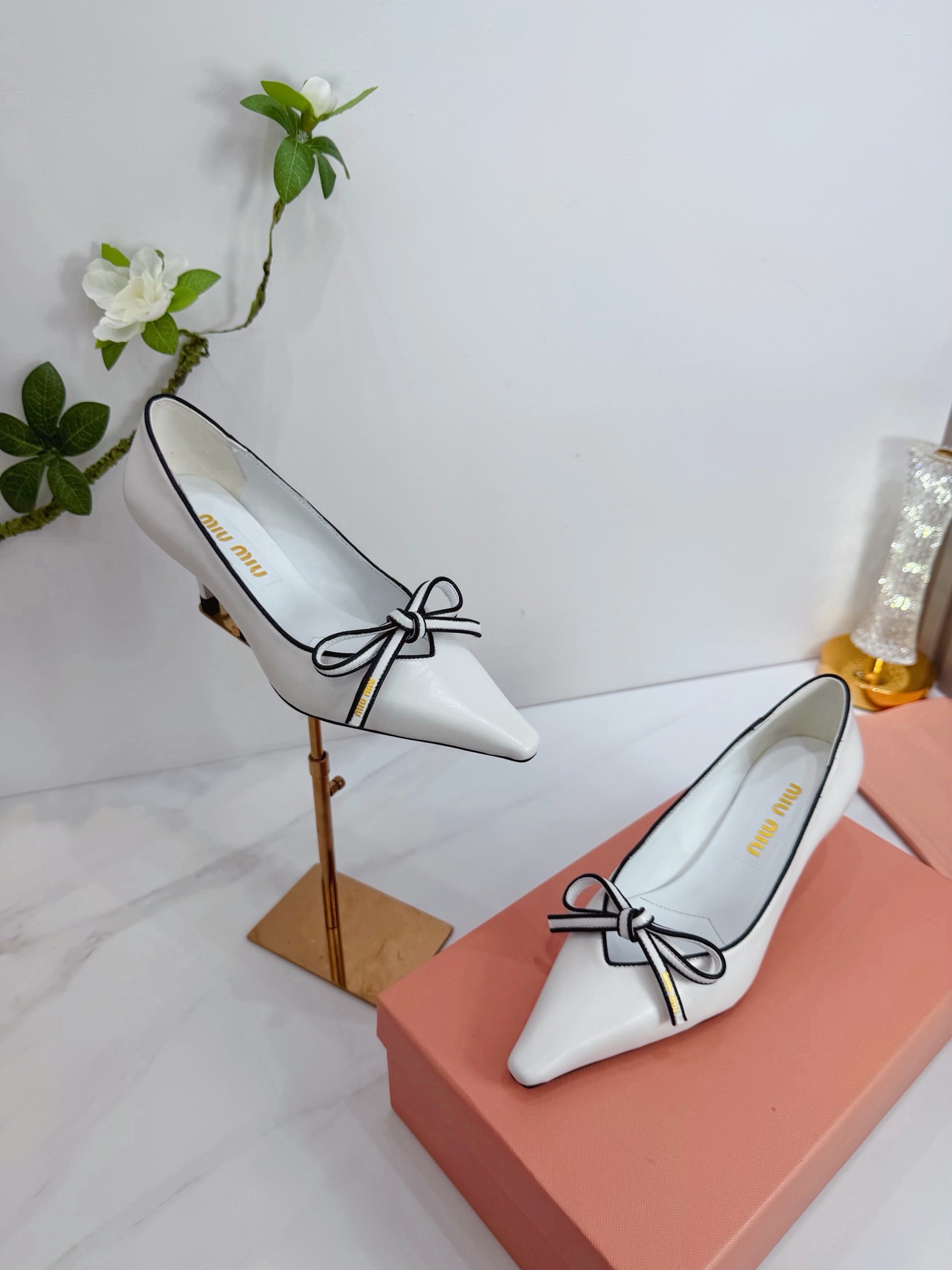 Туфли женские Miu Miu из натуральной кожи белого цвета с чёрной окантовкой
