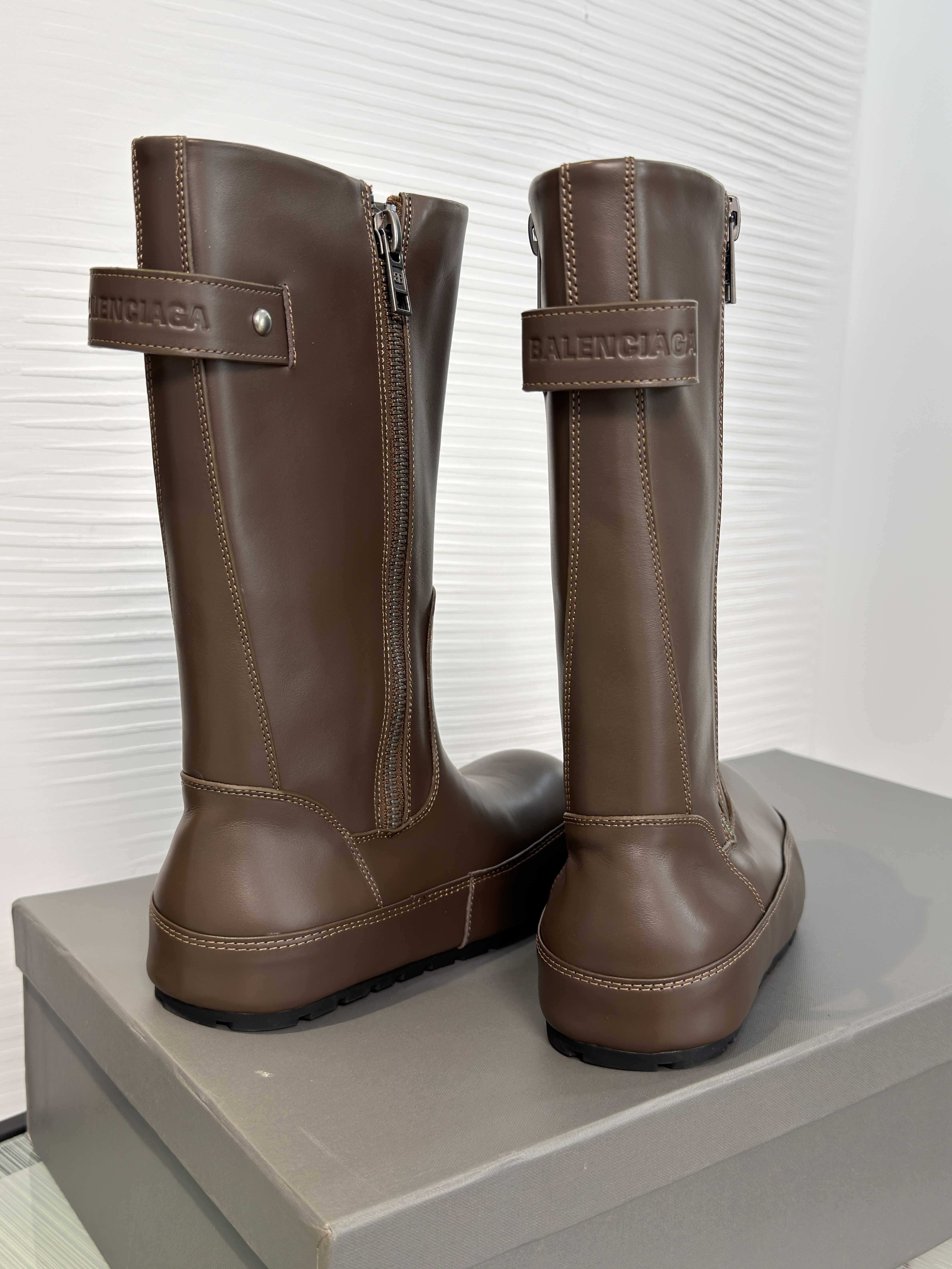 Сапоги женские Balenciaga тёмно-коричневого цвета