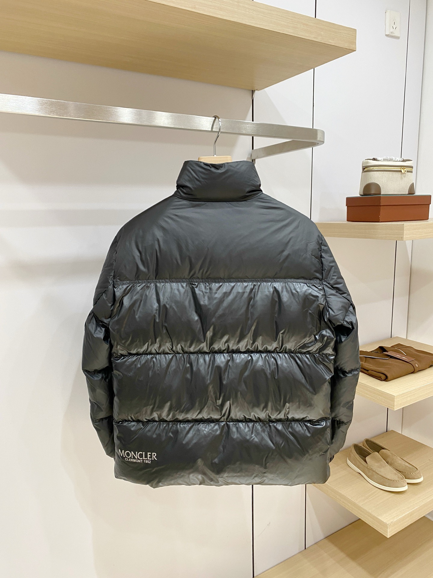 Куртка пуховая мужская Moncler чёрного цвета с натуральным гусиным пухом и вышитым логотипом