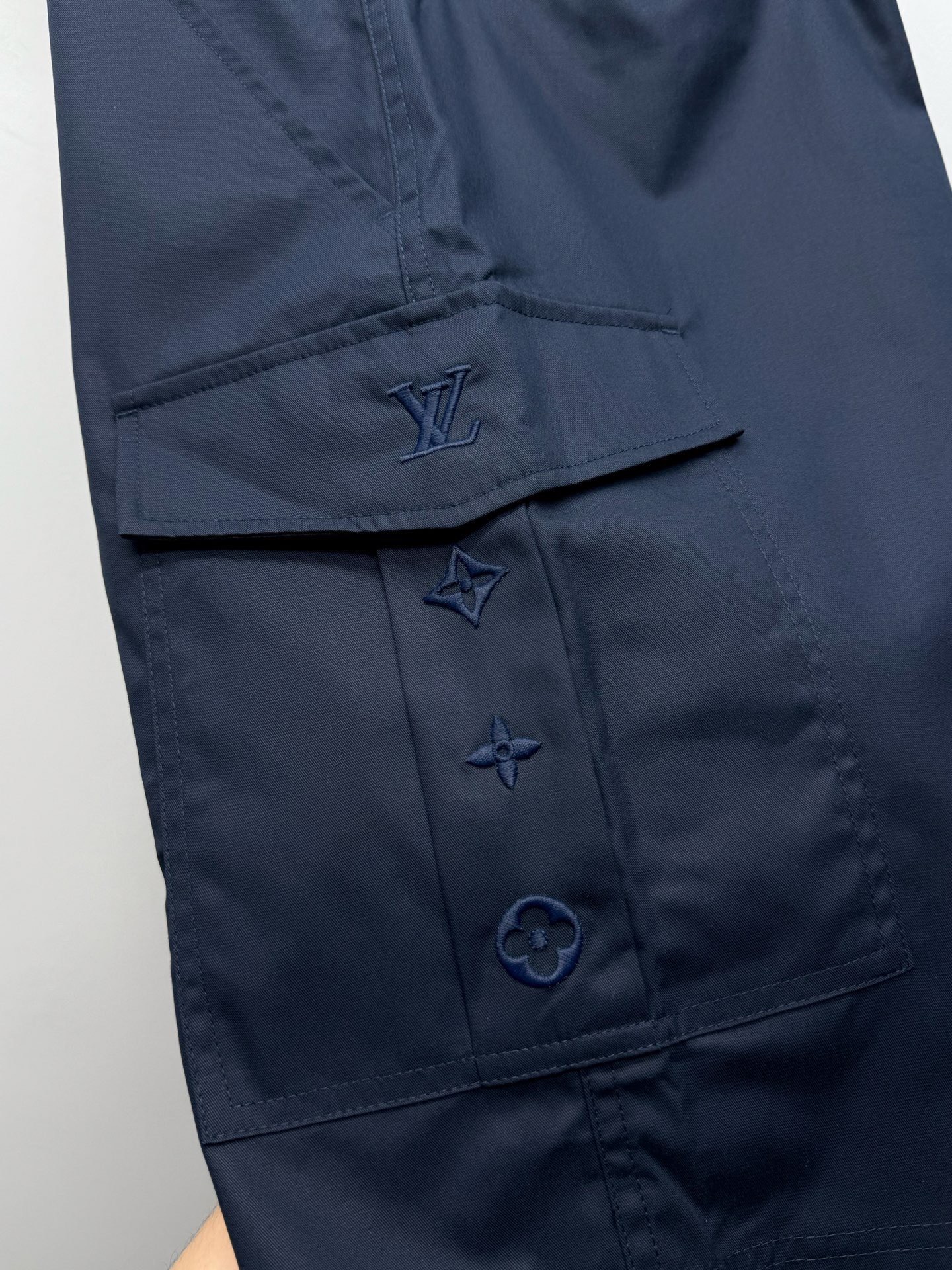 Шорты мужские в стиле Louis Vuitton из синего цвета с вышивкой