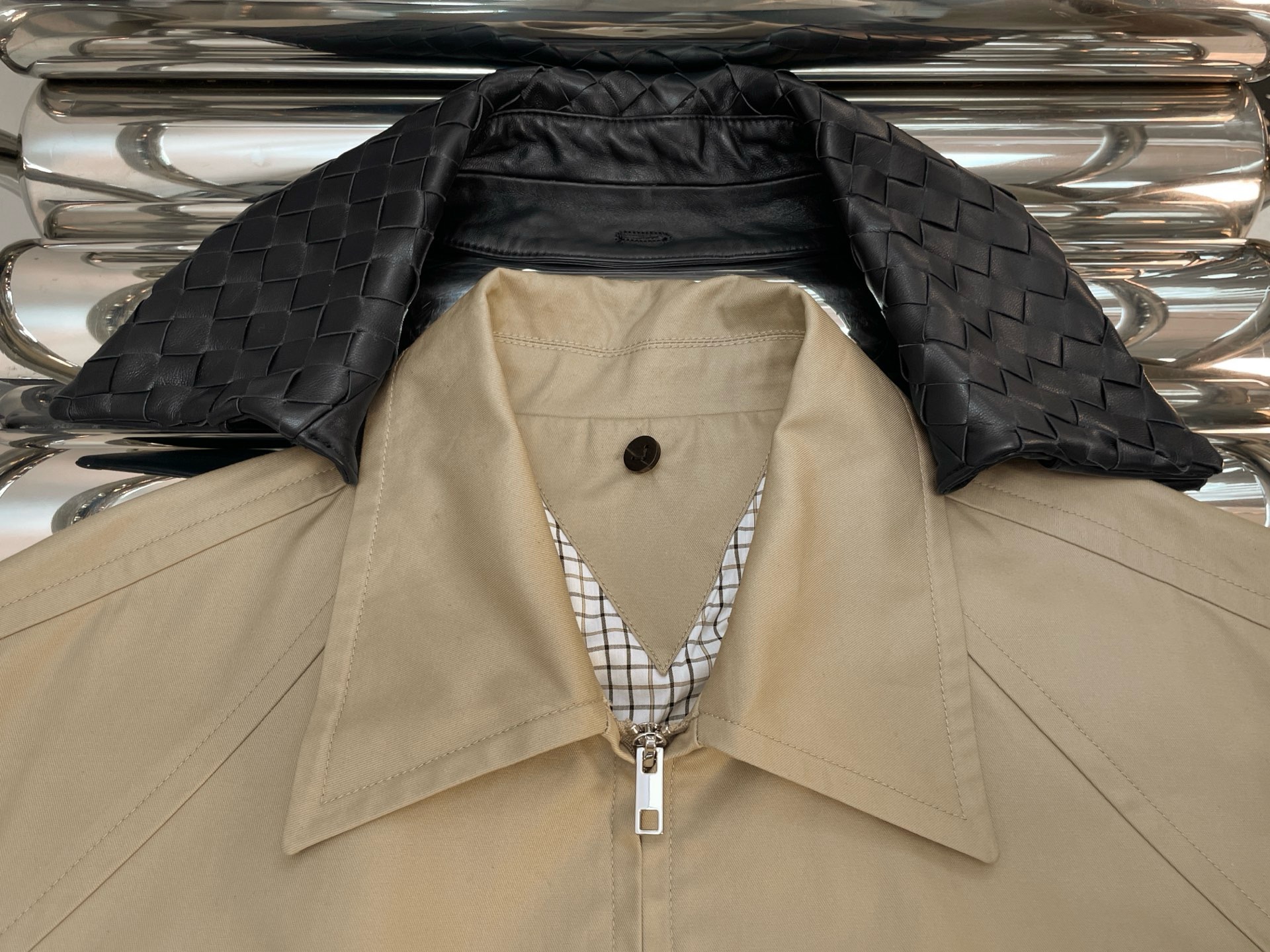 Куртка мужская в стиле Bottega Veneta бежевого цвета со съёмным кожаным воротником