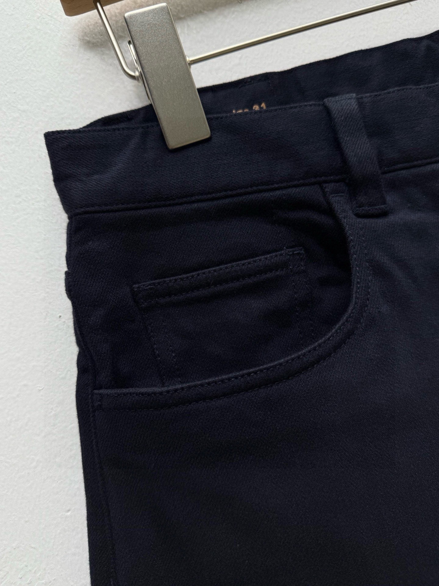 Джинсы мужские в стиле Zegna из хлопково-льняного денима тёмно-синего цвета с вышивкой логотипа