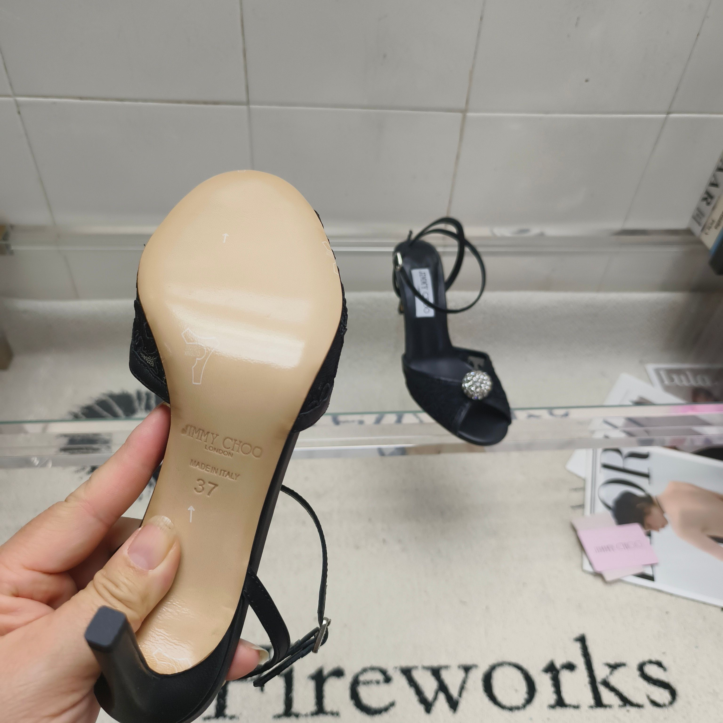 Босоножки женские в стиле Jimmy Choo черного цвета