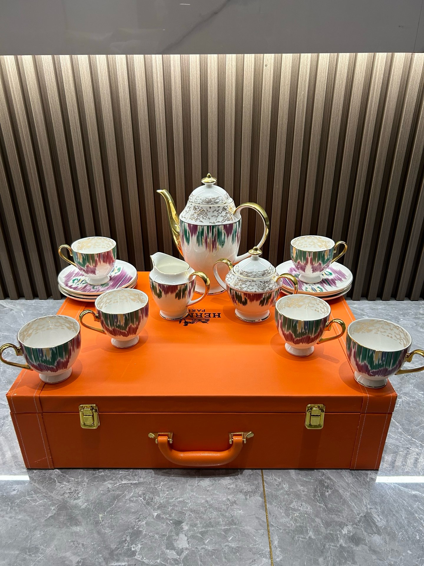 Чайно-кофейный сервиз Hermes из костяного фарфора с декоративной росписью