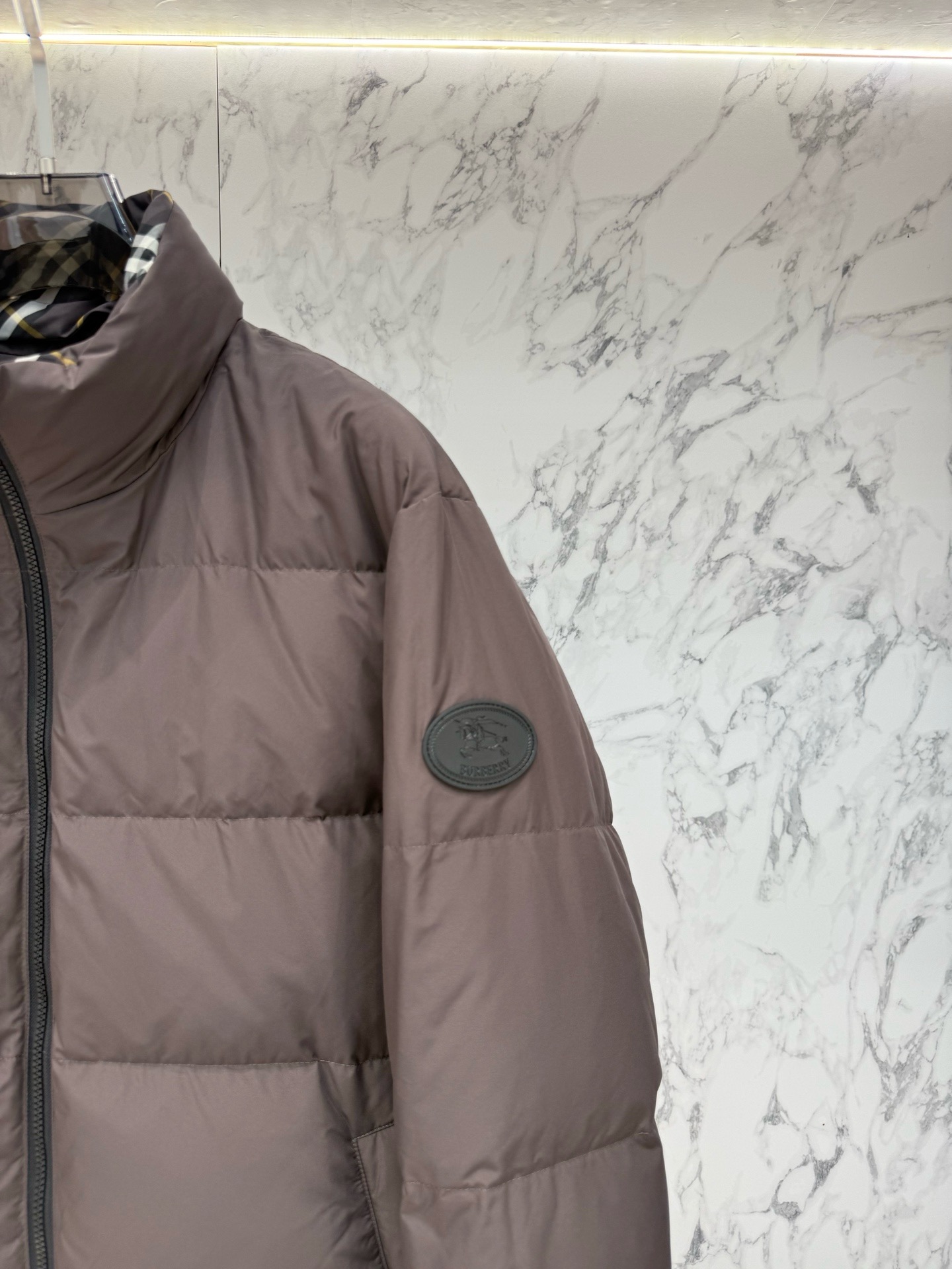 Пуховик мужской Burberry двусторонний коричневого цвета с фирменной клеткой и натуральным пухом