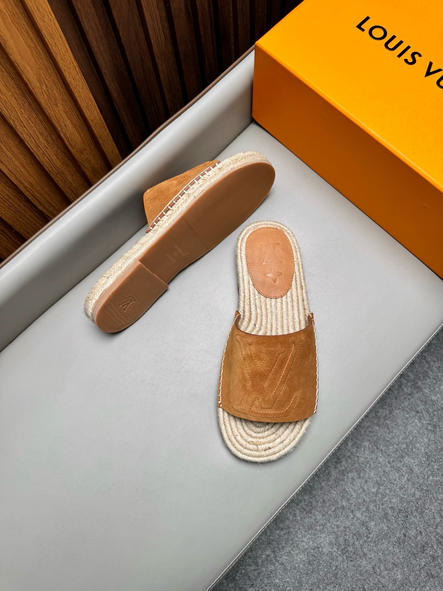 Шлёпанцы мужские в стиле Louis Vuitton из натуральной замши рыжего цвета