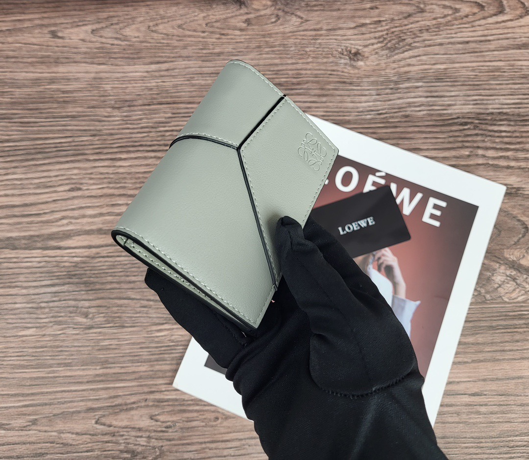 Кошелёк компактный в стиле Loewe L1132 светло-серого цвета