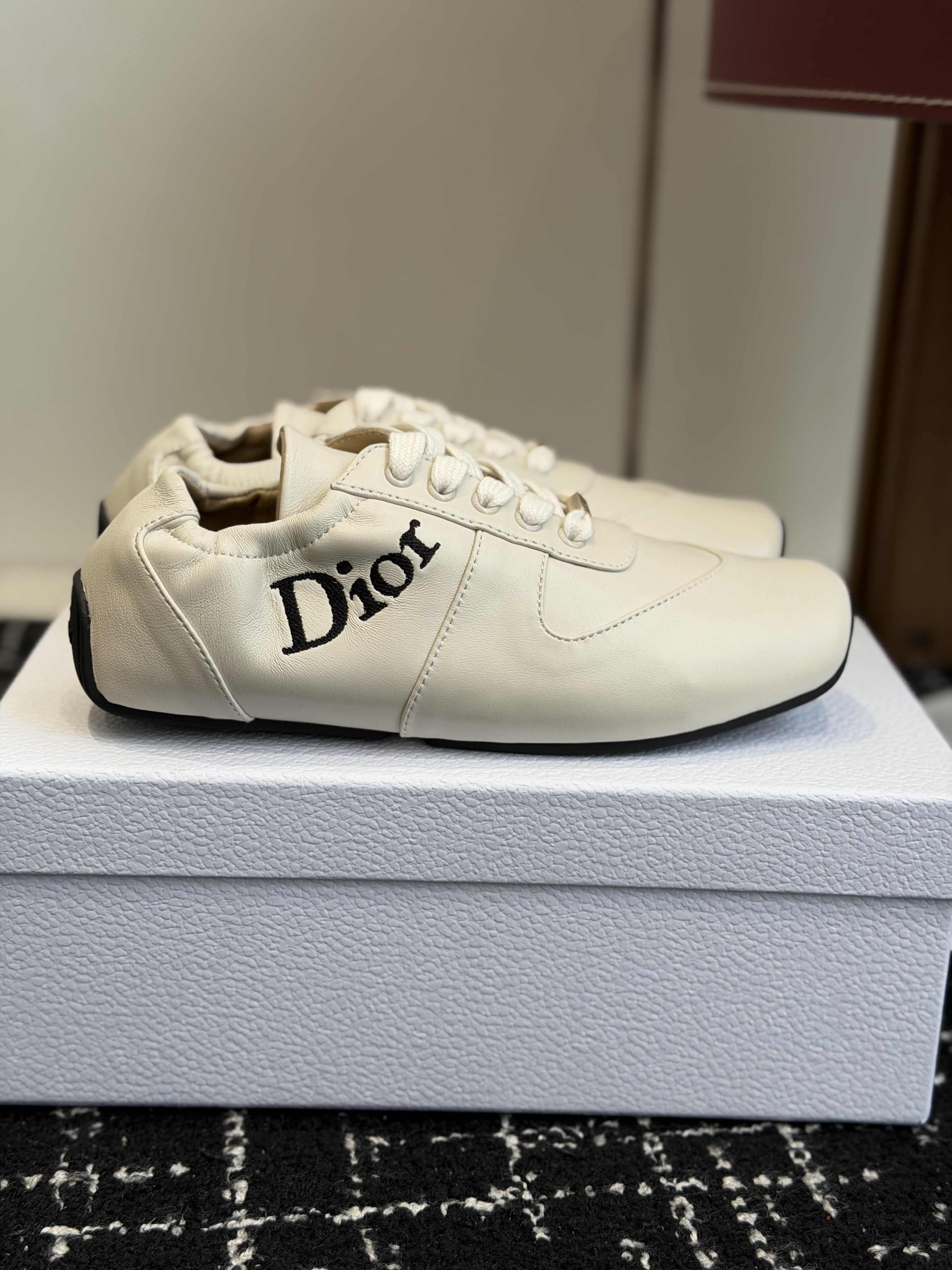 Кеды женские Dior D-Coeur молочного цвета