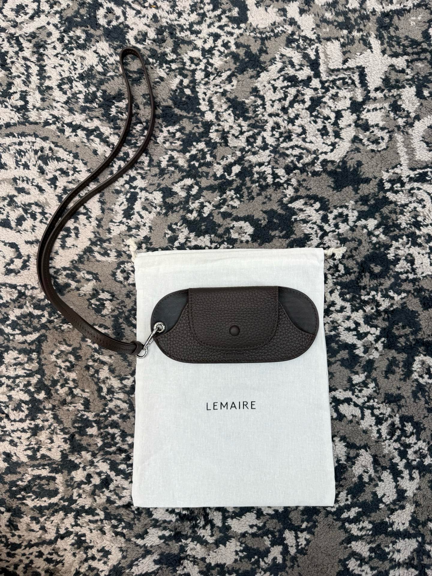 Чехол для очков Lemaire из натуральной кожи с ремешком