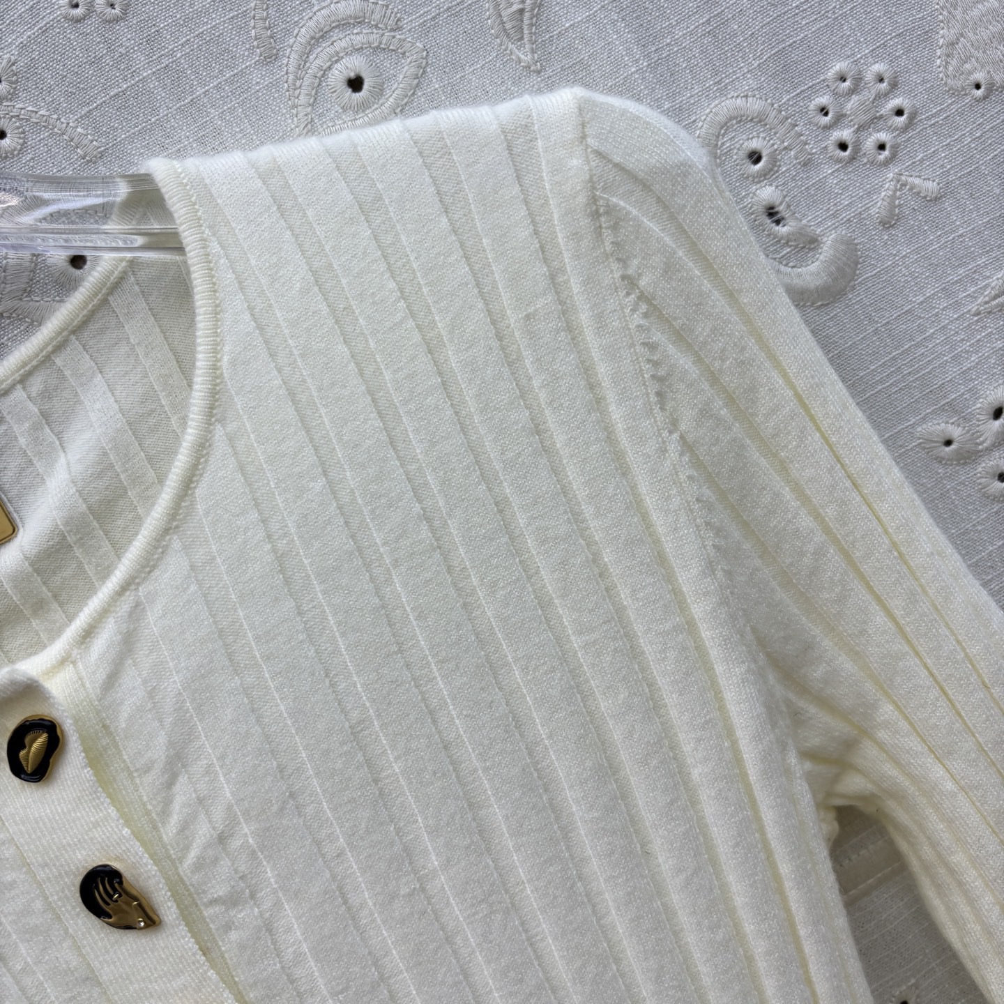 Свитер женский в стиле Schiaparelli молочного цвета с декоративными пуговицами